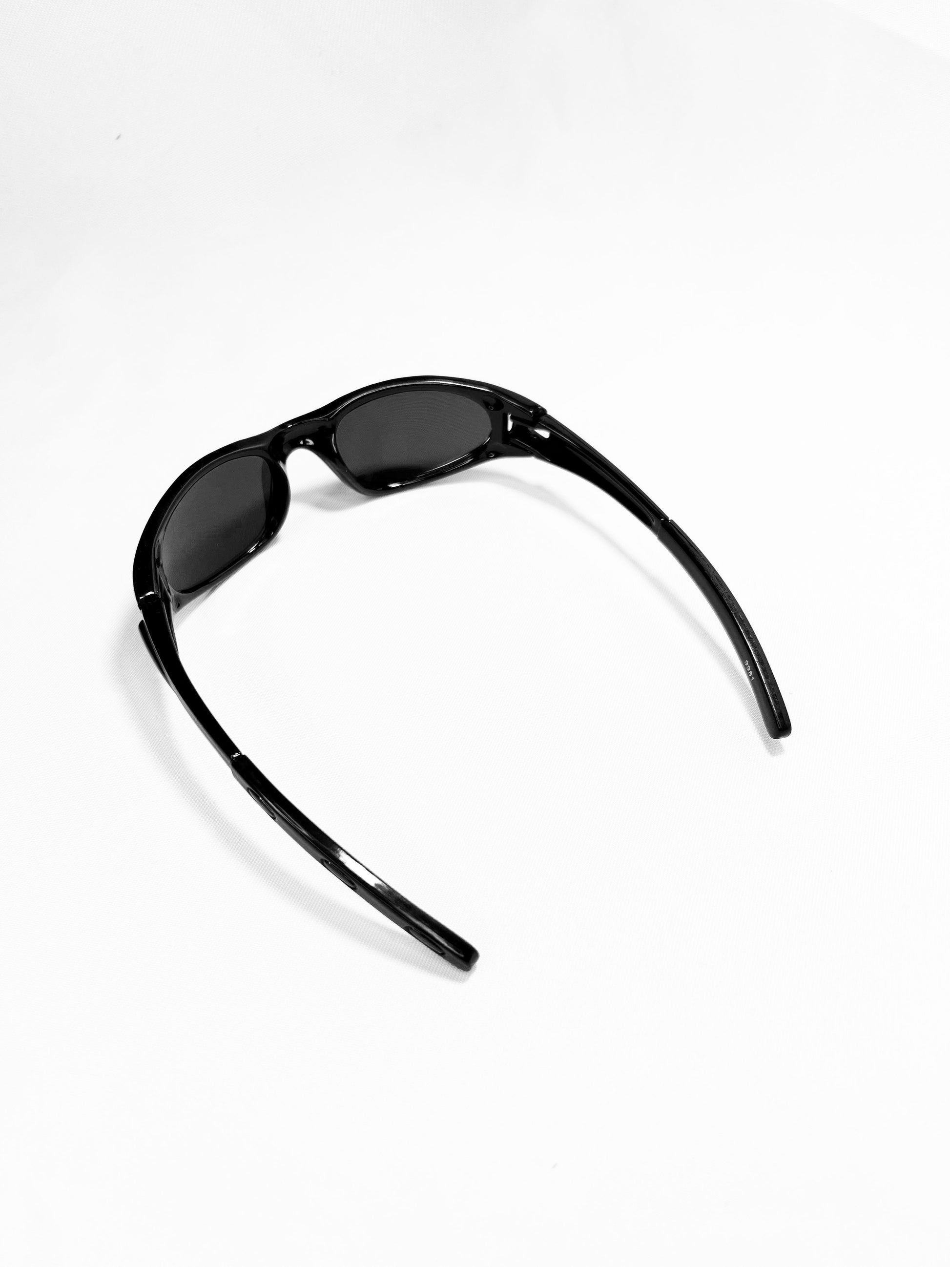 SWIFT OVAL SUNGLASSES IN BLACK