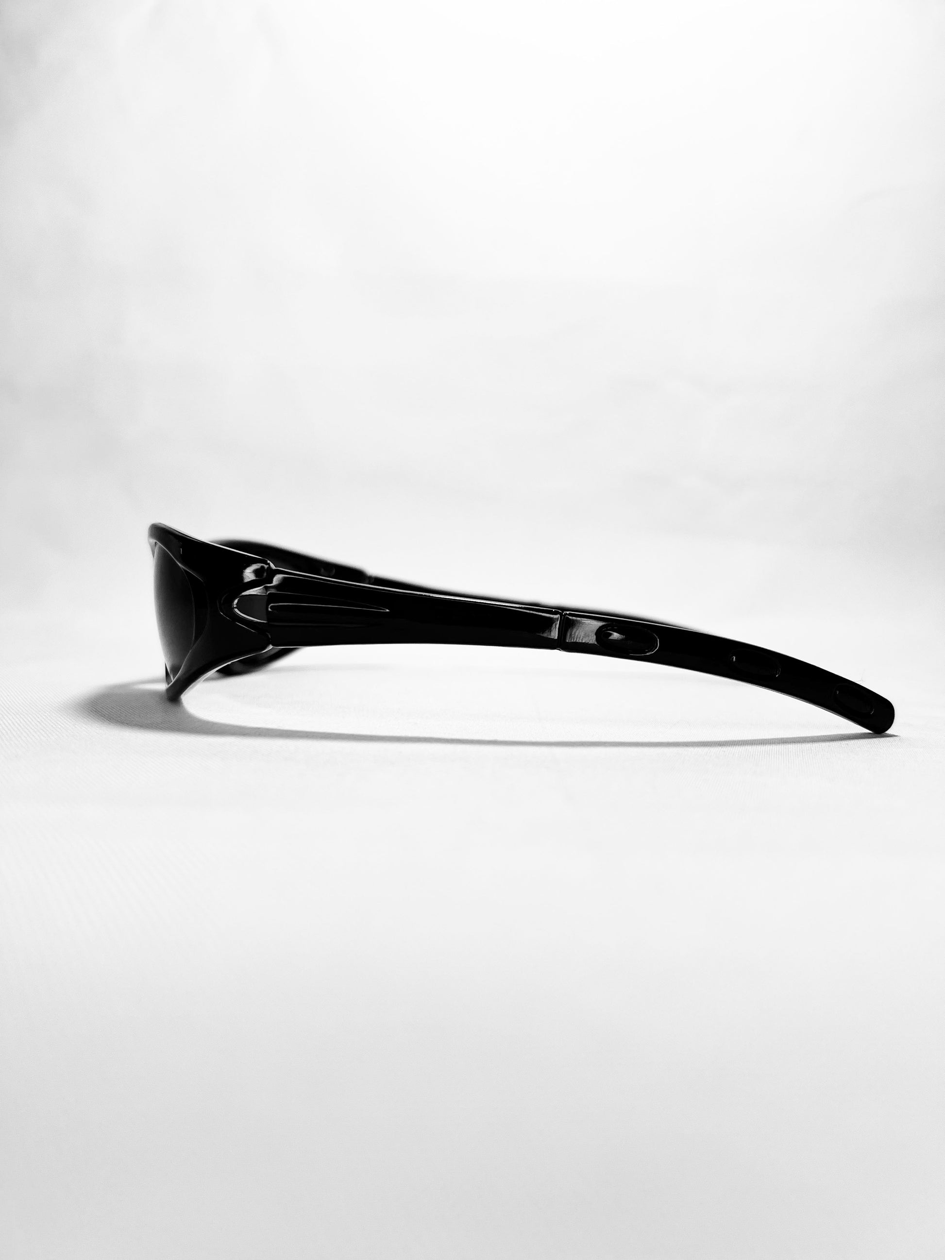 SWIFT OVAL SUNGLASSES IN BLACK