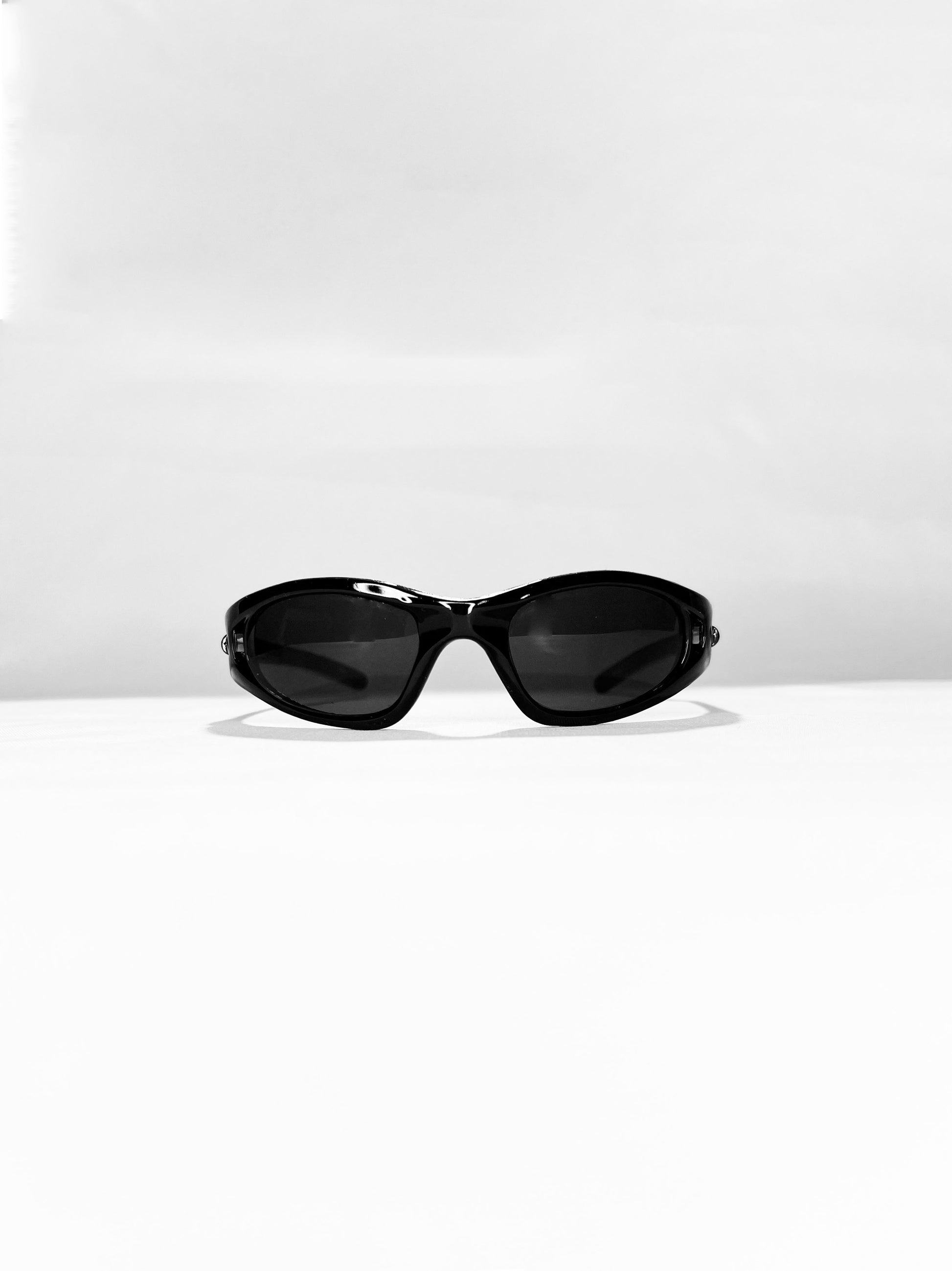 SWIFT OVAL SUNGLASSES IN BLACK